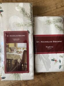 Christmas oval tablecloth with four matching napkins